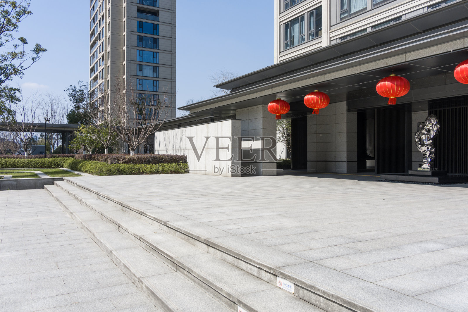 现代住宅小区入口台阶与红灯笼装饰照片摄影图片