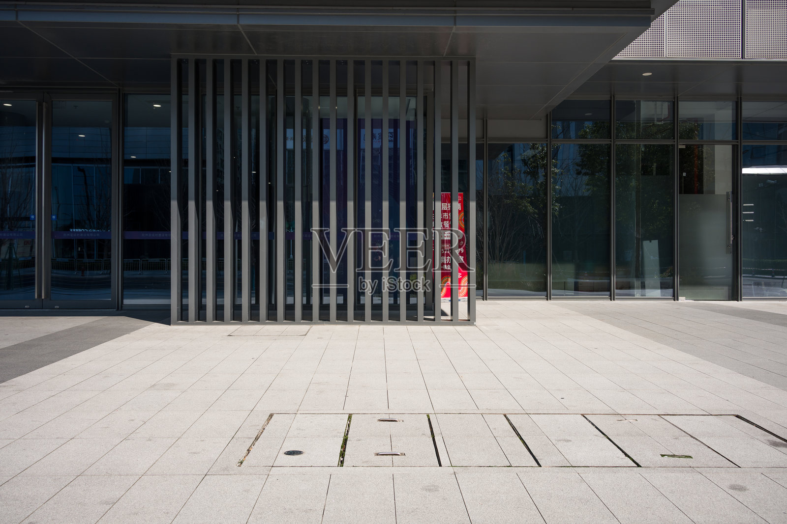 现代建筑入口金属格栅玻璃幕墙照片摄影图片