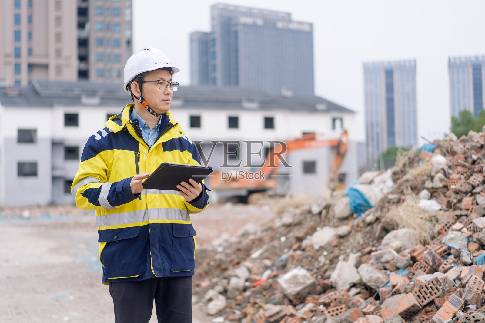 工地工程师手持平板检查建筑废墟照片摄影图片