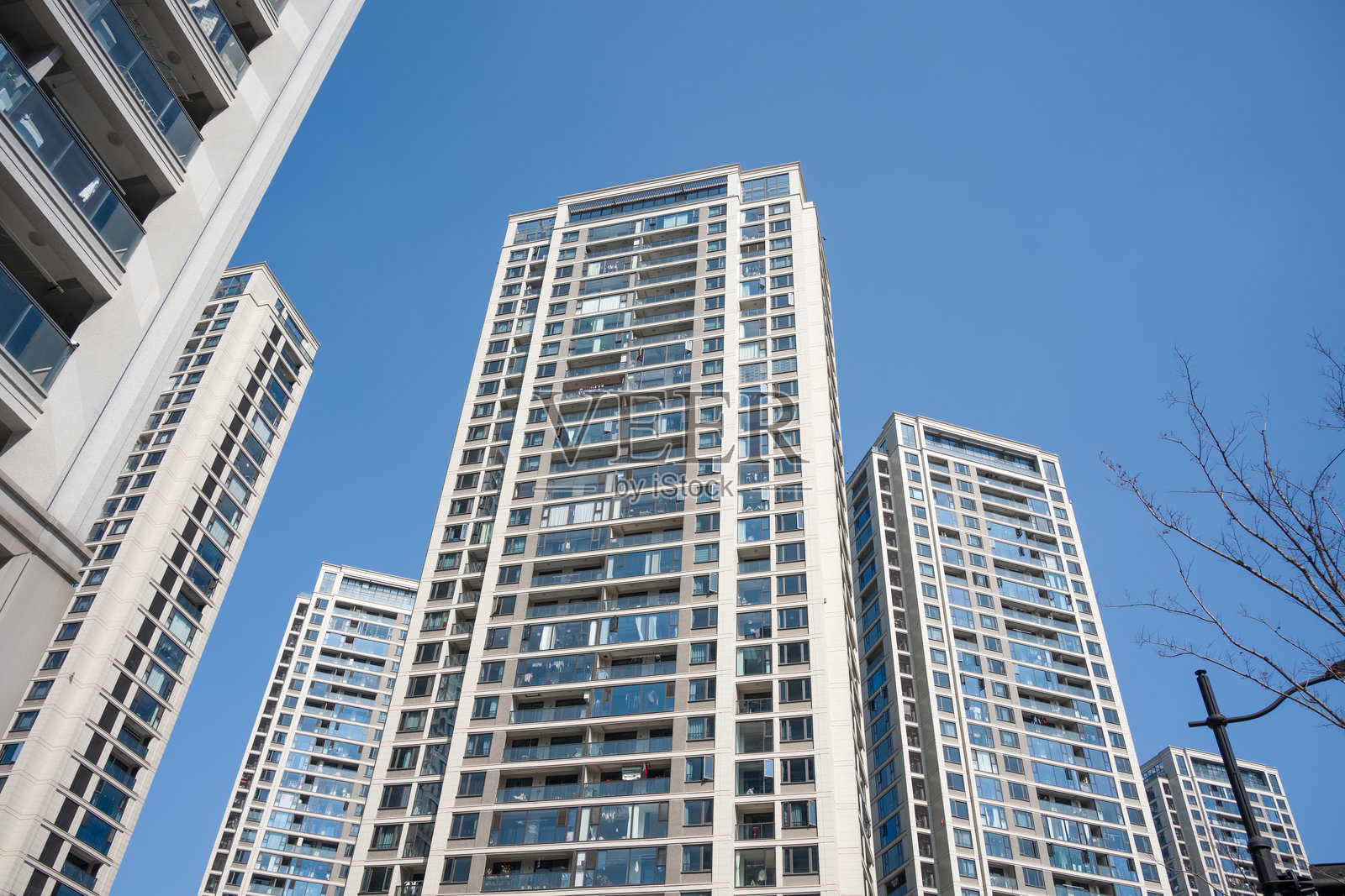 现代高层住宅楼群仰拍蓝天背景照片摄影图片