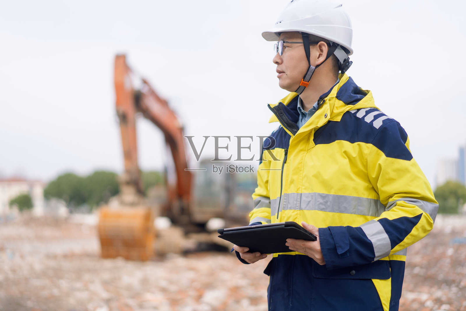 工地工程师持平板查看施工进度照片摄影图片