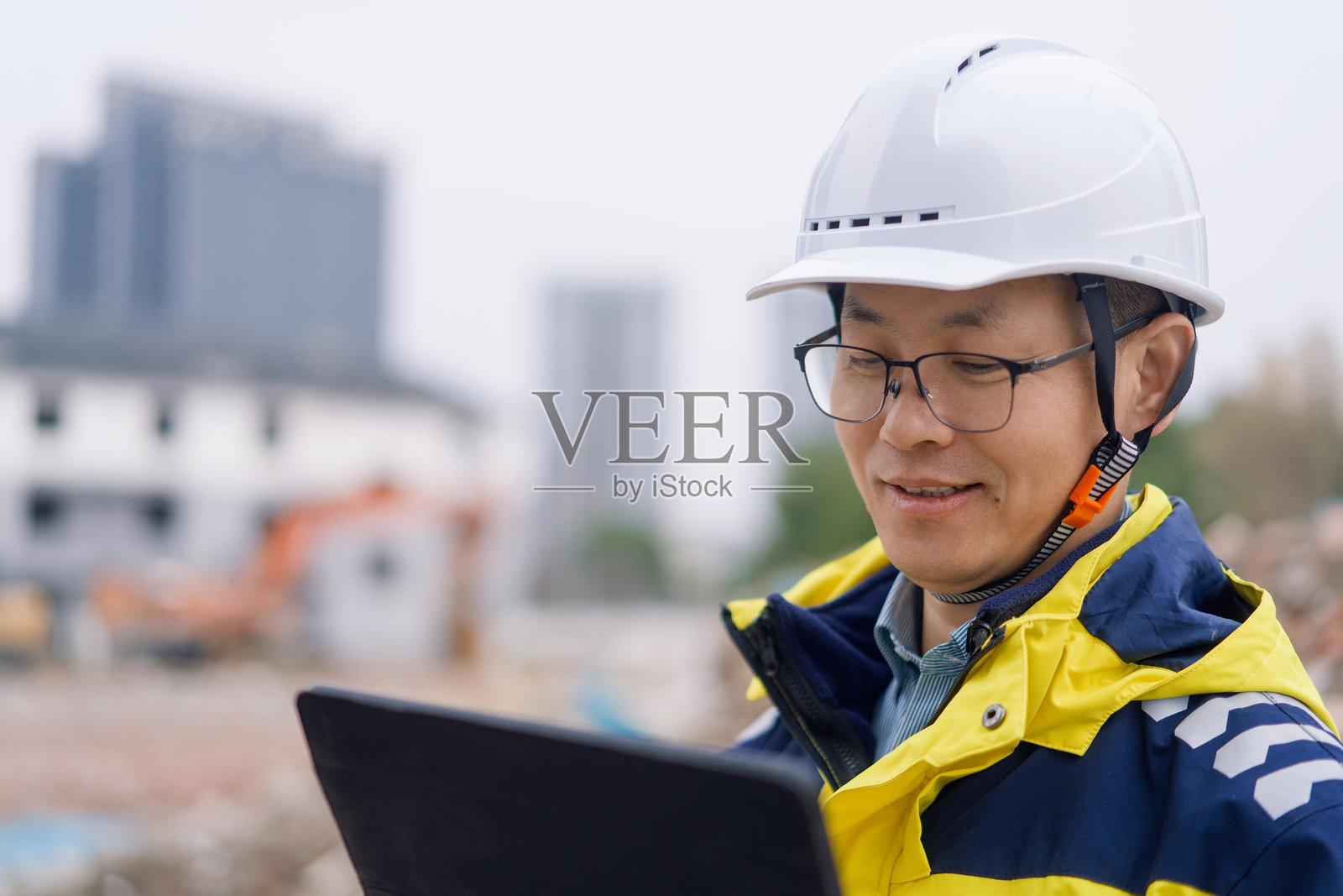 工地工程师戴安全帽用平板电脑照片摄影图片