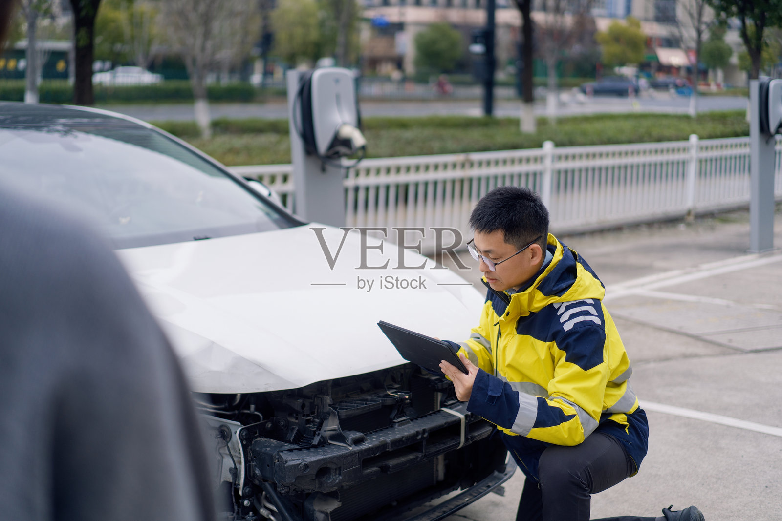 保险查勘员现场使用平板评估车损照片摄影图片
