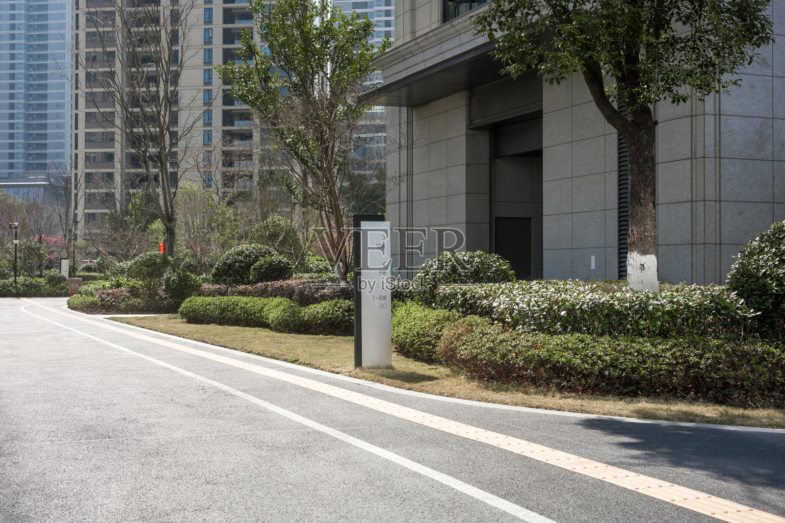 现代城市园区道路绿化与建筑景观照片摄影图片