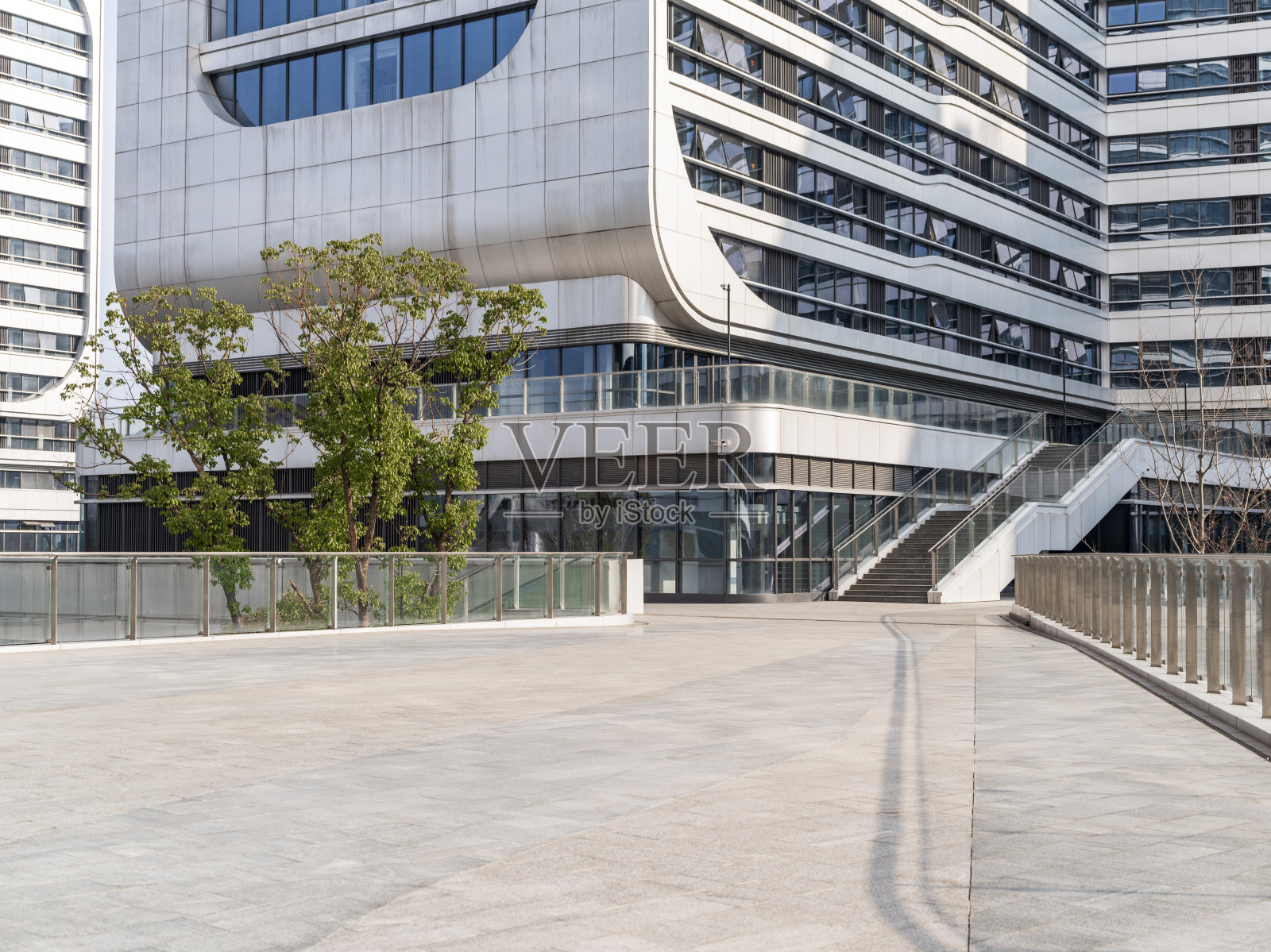 现代建筑外立面与空旷广场平台照片摄影图片