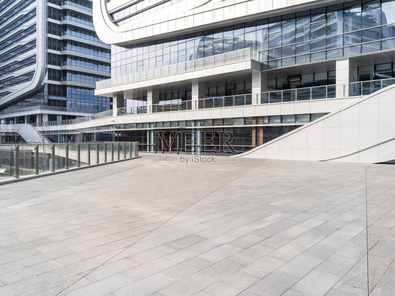 现代玻璃幕墙建筑广场空景照片摄影图片
