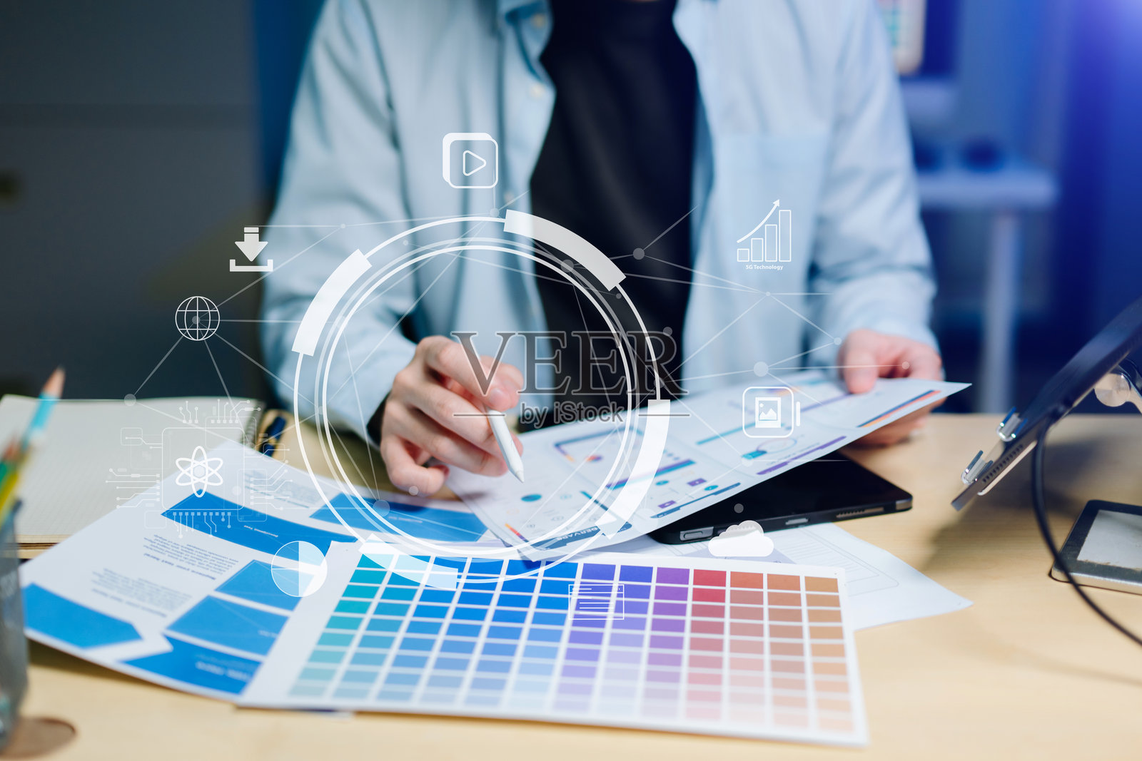 UI开发团队近距离讨论项目，使用笔记本电脑、智能手机和数码平板照片摄影图片