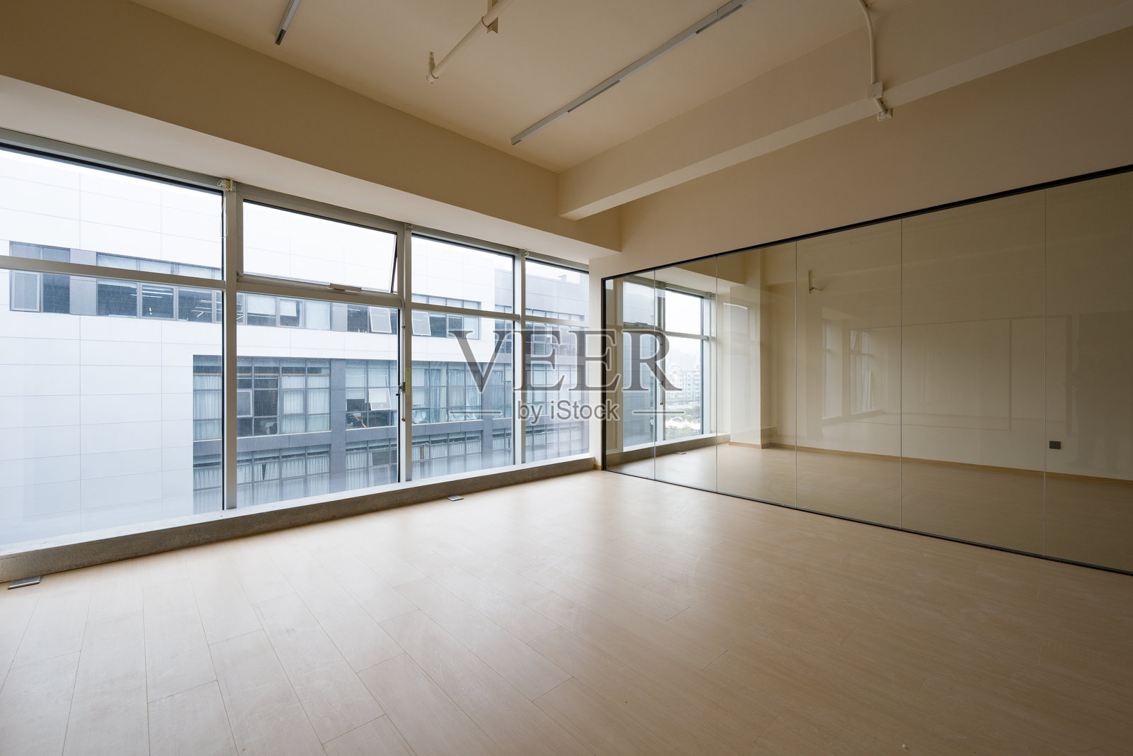 宽敞明亮舞蹈室落地窗镜墙空间照片摄影图片