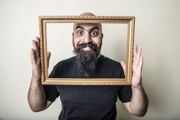 滑稽的金框胡子男人图片下载