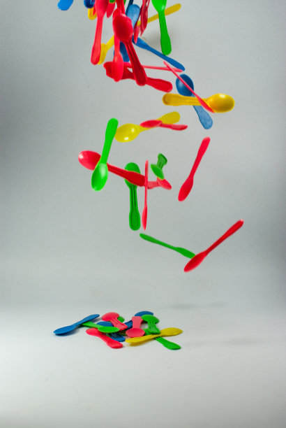 漂浮在空中的塑料勺子图片下载