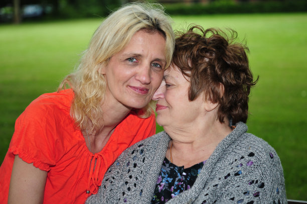 年长女性信任女儿图片下载