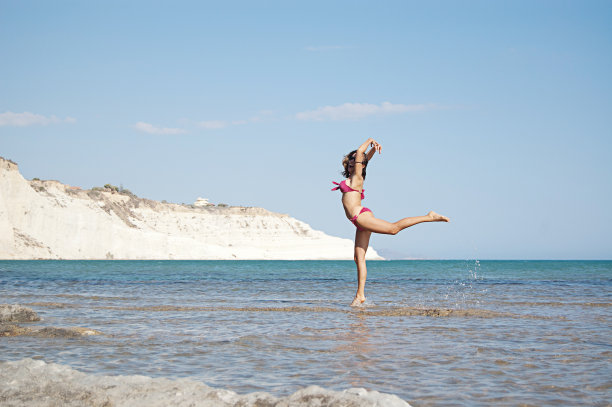 海边的女孩图片下载
