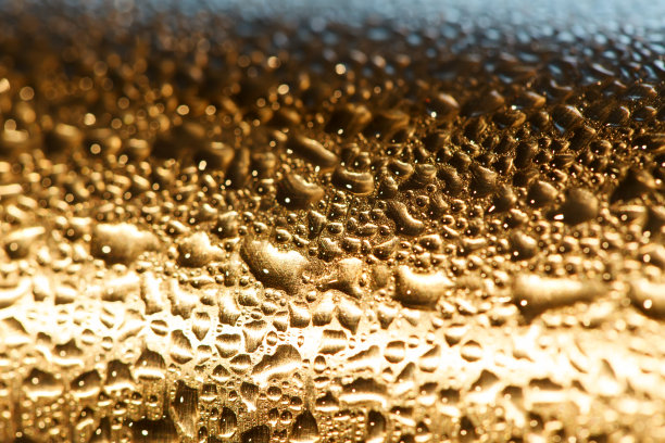 新管道上的大水滴，特写图片下载