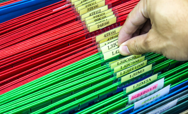 抽象的背景图像彩色的文件夹挂在抽屉里图片下载