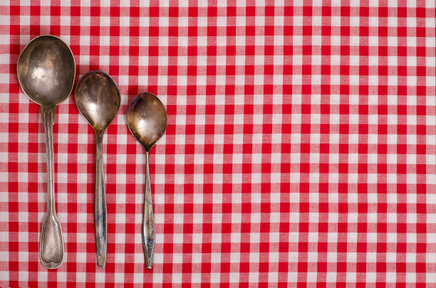 格子布上的银勺图片下载