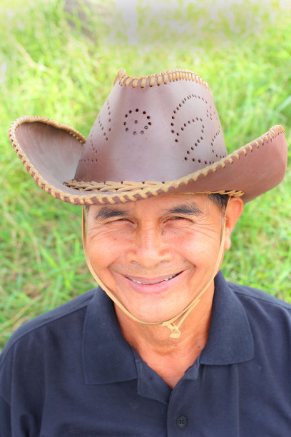 戴牛仔帽的老人。图片下载