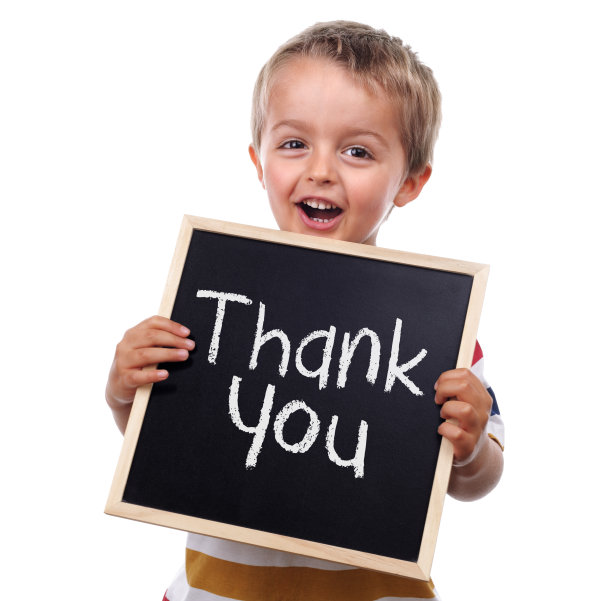 一个小男孩的照片，手里拿着一个感谢标志素材图片