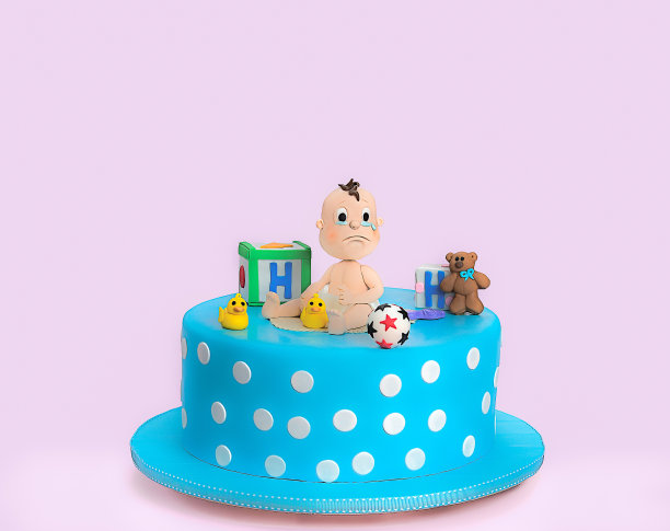 婴儿哭泣和玩具蛋糕图片下载