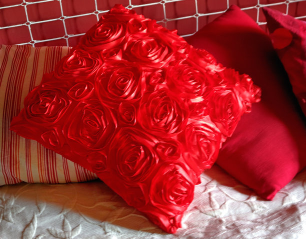 红色的枕头图片下载
