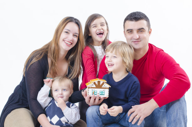 幸福的家庭在新房子里图片下载