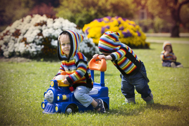 夏天的小男孩图片下载