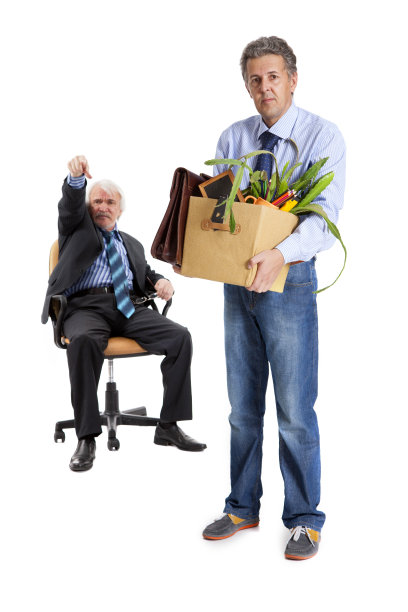 头儿把被解雇的工人赶了出去图片下载