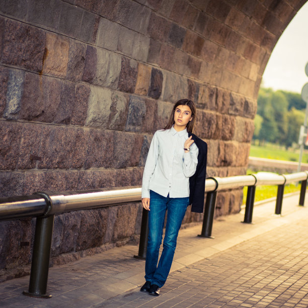 漂亮的年轻女孩潮站图片下载