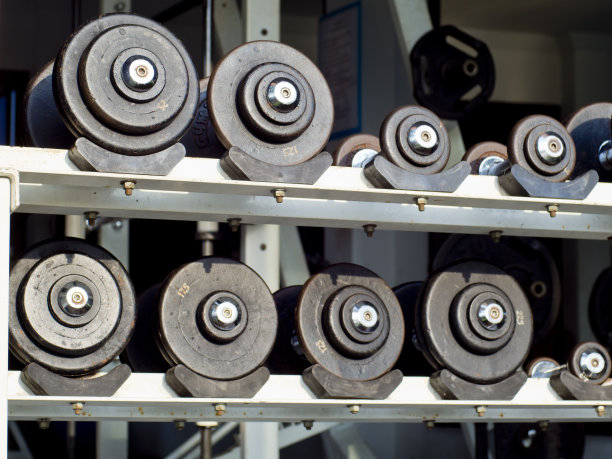 架子上的一组哑铃图片下载