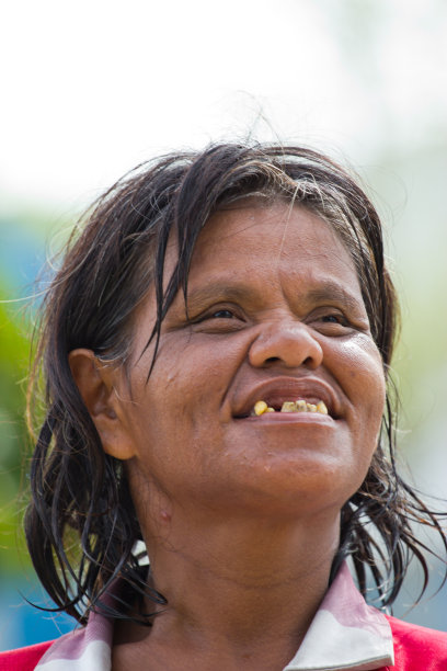 有一张善良有趣的脸的老妇人图片下载