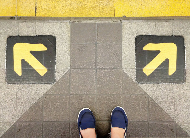 离箭两英尺远，方向相反图片下载