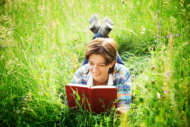 读书的女孩图片下载