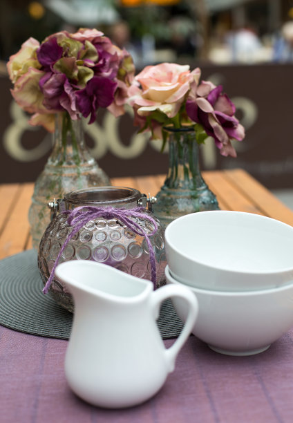 夏季花园餐桌的装饰图片下载