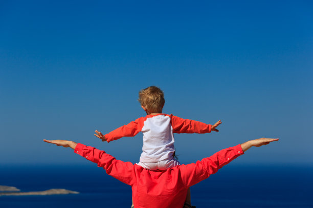爸爸和儿子快乐地在海边摆好姿势图片下载
