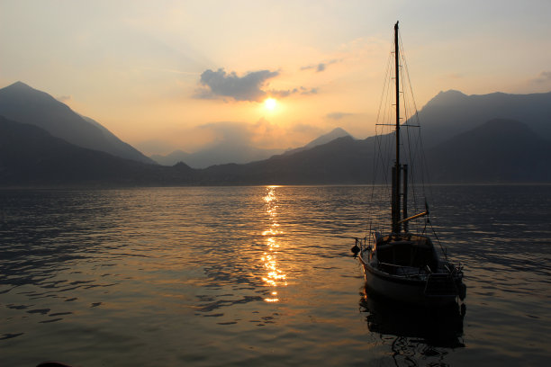 令人惊叹的照片帆船与夕阳背后的山脉在意大利图片下载