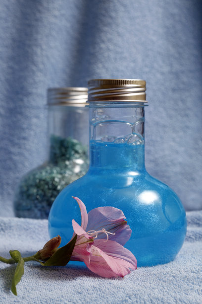 洗浴用的洗发水和盐图片下载