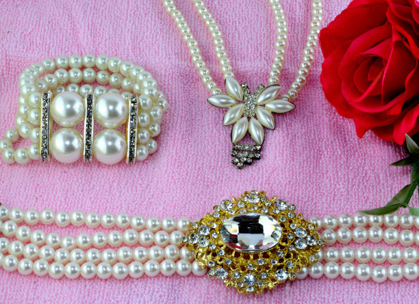 美丽的珠宝在粉红色的背景图片下载