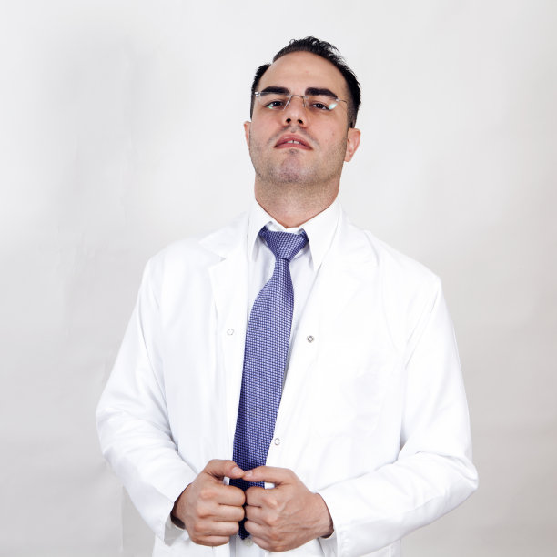 一个医生摆姿势的肖像图片下载