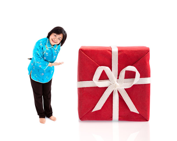 微笑的中国妇女提供巨大的礼物图片下载