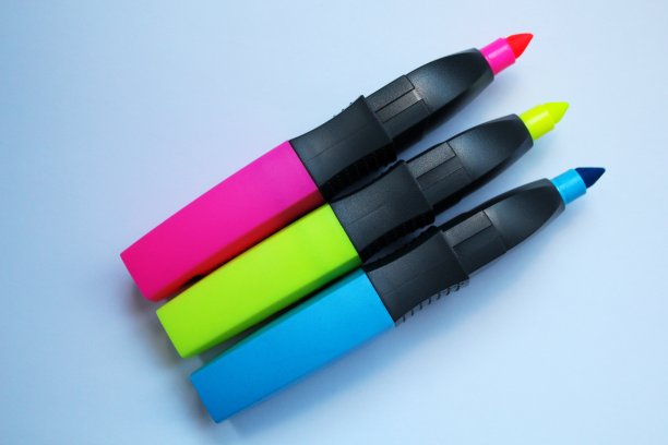 边缘有三个荧光标记图片下载