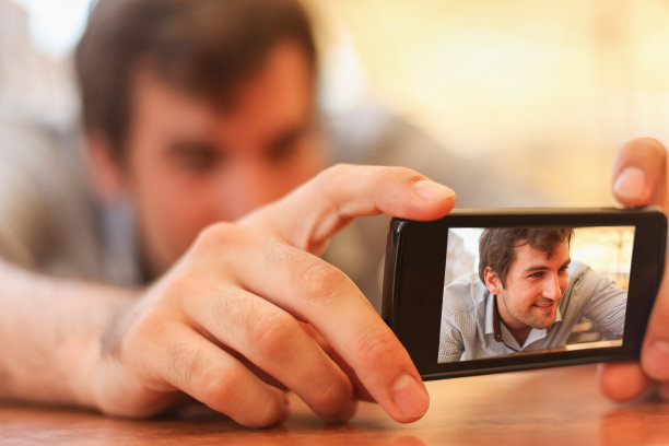 年轻人在用手机自拍图片下载