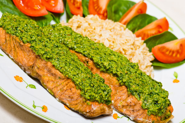 鲑鱼配香蒜沙司图片下载