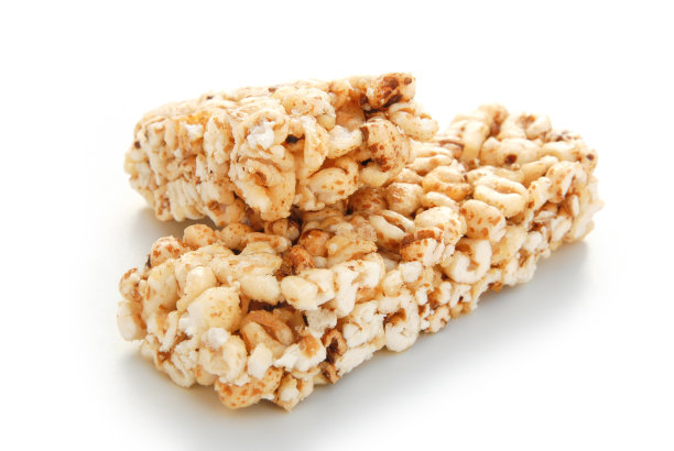 两块甜的米泡芙块在白色的背景上图片下载