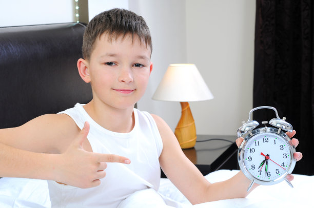 孩子们在床上图片下载