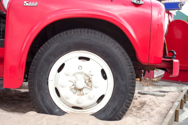 消防车的轮子图片下载