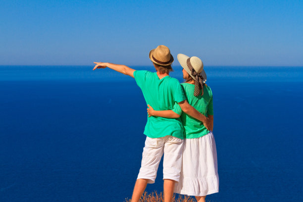 一对夫妇在海滩度假图片下载