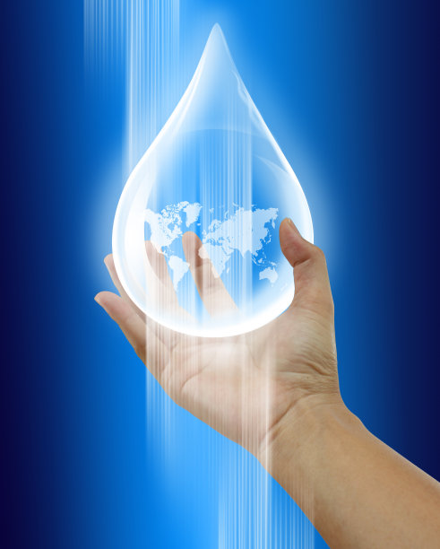水用手滴。生态概念上的蓝色背景。图片下载