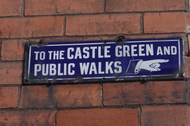 非常古老的瓷搪瓷指向城堡的方向标志图片下载