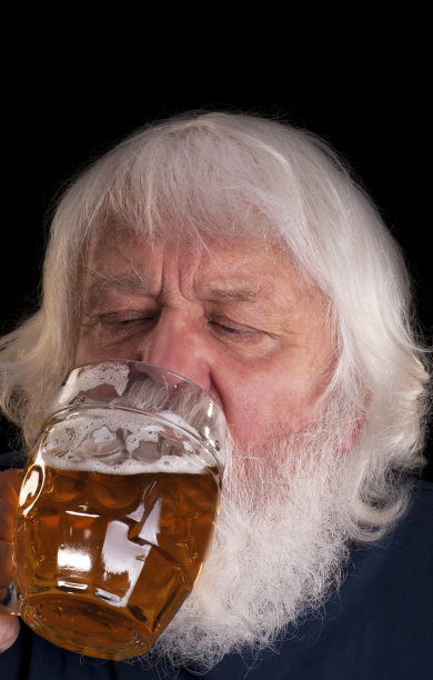 啤酒-年长的大胡子男人喝酒图片下载