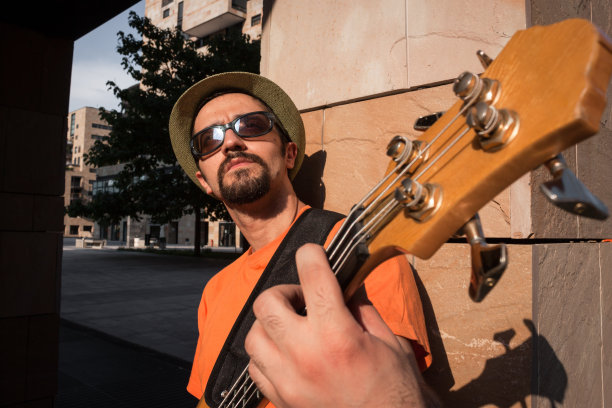 弹奏低音吉他的年轻音乐家图片下载