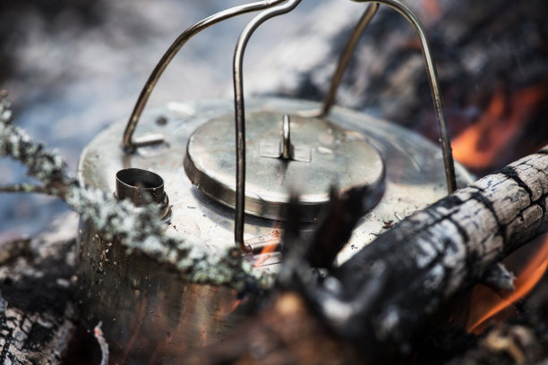 在营火上煮咖啡图片下载